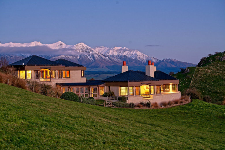 Cabot Lodge with the Southern Alps behind